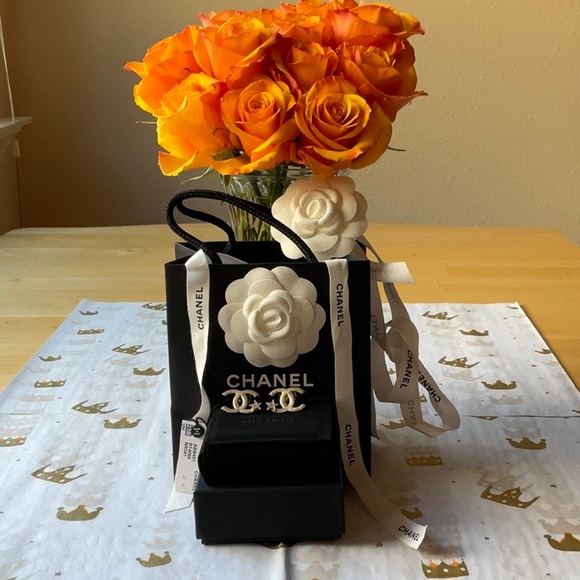 ⭐️ CHANEL CC EARRINGS WITH STARS ⭐️ NWT ⭐️ - Picture 2 of 16